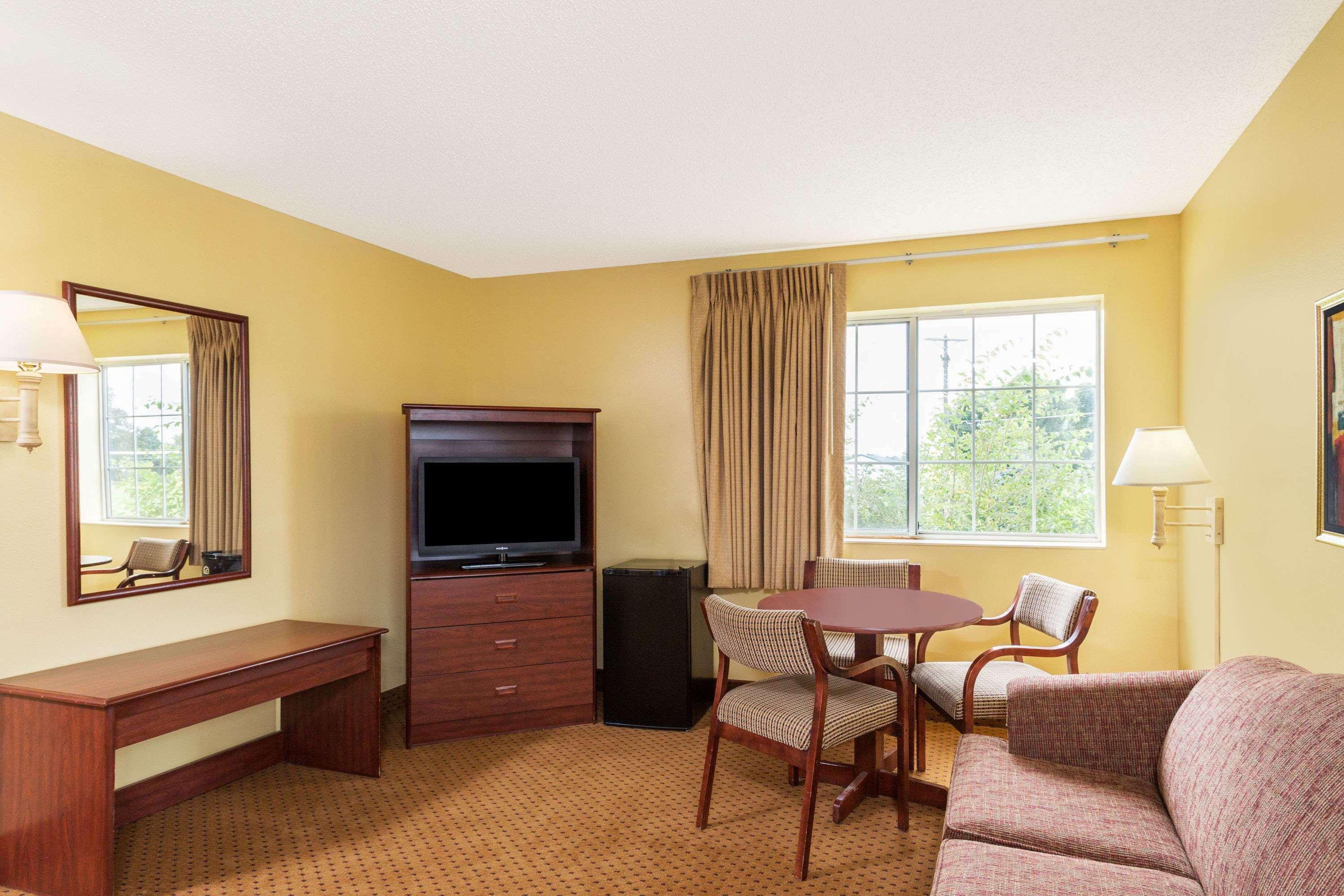 Super 8 By Wyndham Osage Hotel Exterior foto