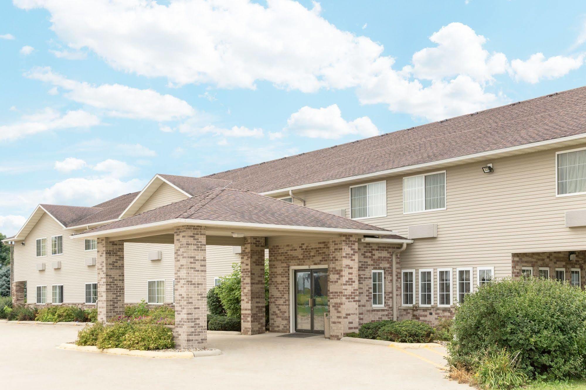 Super 8 By Wyndham Osage Hotel Exterior foto