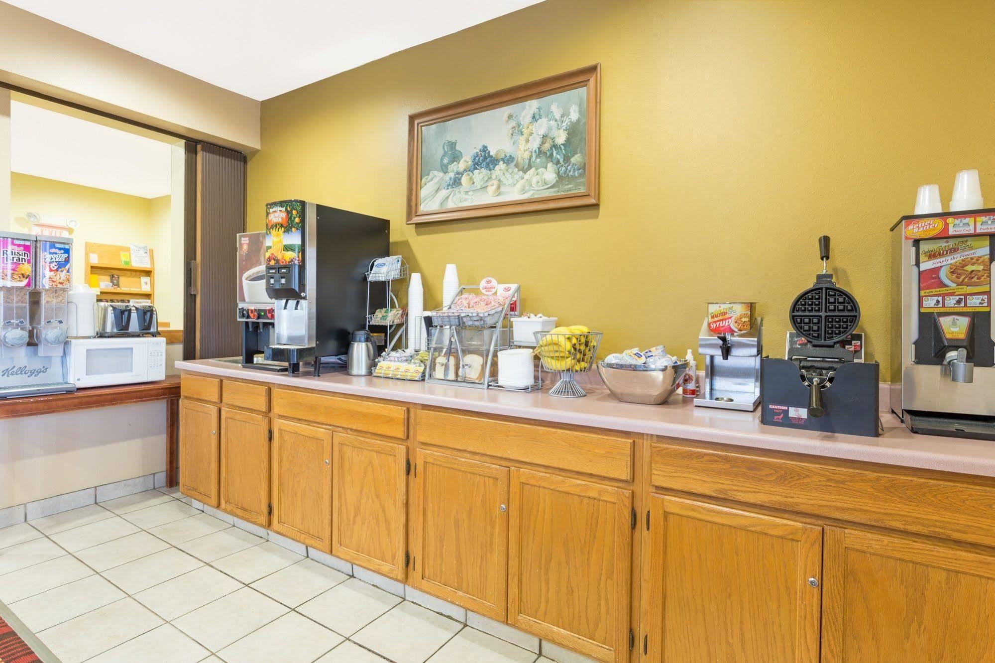 Super 8 By Wyndham Osage Hotel Exterior foto